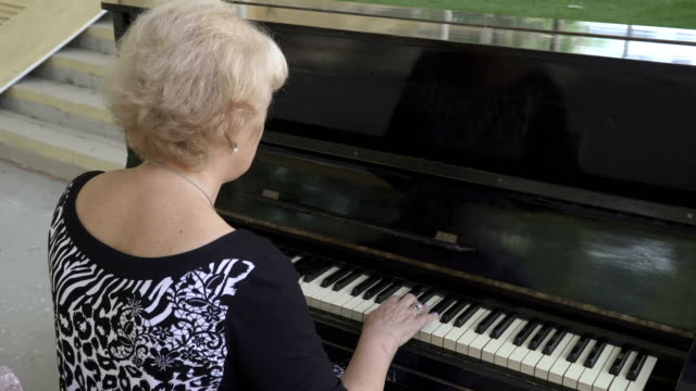 Porträt-einer-alten-Frau,-die-Klavier-spielen