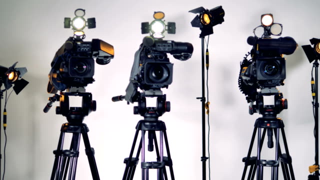 Ein-Zoomen-Schuss-auf-drei-Kameras-und-Beleuchtungseinrichtungen.