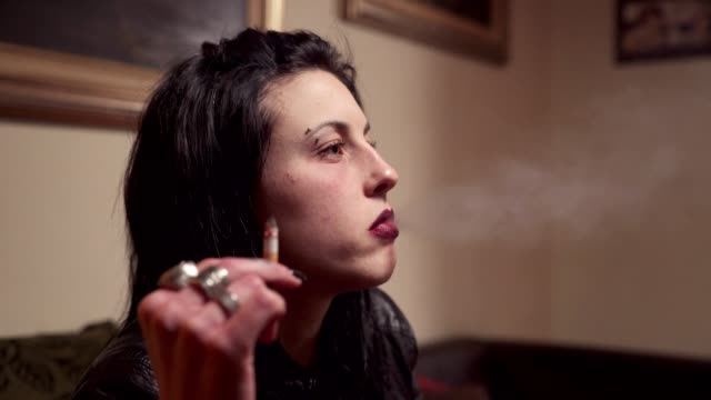 Profil-von-sexy-Frau-raucht-eine-Zigarette-während-des-Fernsehens