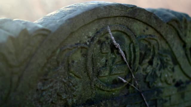 Gravestones-antiguos-en-el-viejo-cementerio-judío-en-Sunrise-Steadicam