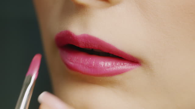 Lippenstift-auf-den-Lippen