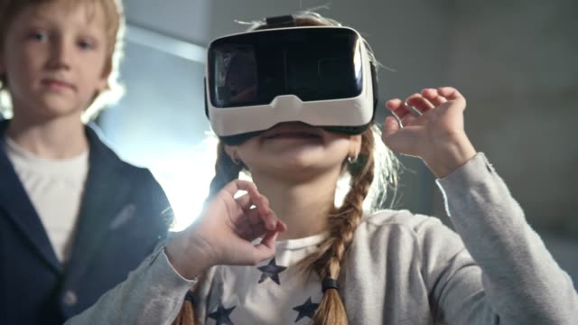 Mädchen-versuchen-VR-Brillen