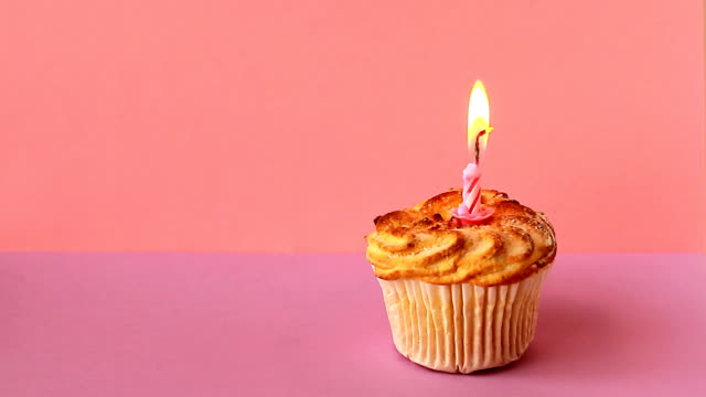 Eine-brennende-Kerze-auf-der-Geburtstagstorte.-Zeitraffer-video