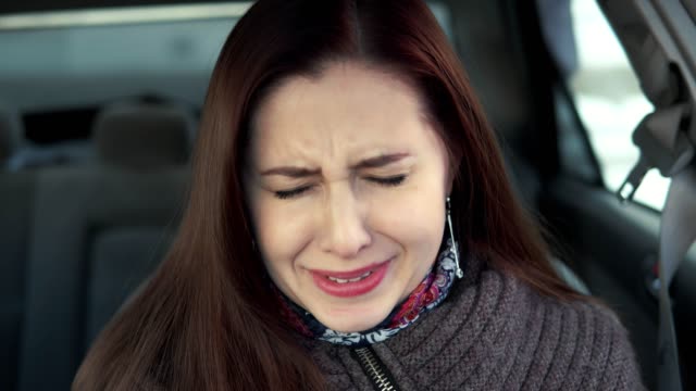 Frau-weinend-im-Auto