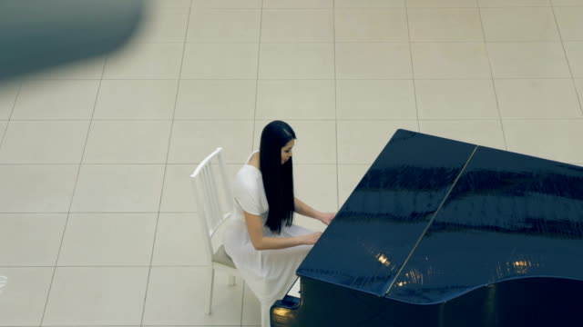 El-pianista-de-niña-tocando-el-piano.-4K.