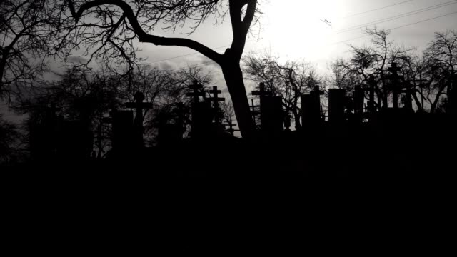 Alter-Friedhof-mit-alten-Kreuze-bei-Sonnenuntergang.-Beängstigend-Friedhof