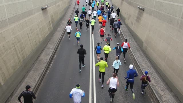 City-Marathon-Läufer-Slow-Motion-auf-den-Straßen