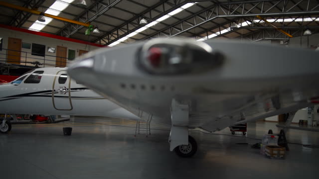 Interior-de-un-hangar-en-un-campo-de-aviación