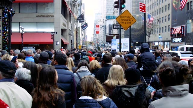 Pie-grande-tráfico-multitudes-se-reúnen-frente-a-Saks-Quinta-Avenida-y-Rockefeller-Center-para-eventos-de-Navidad