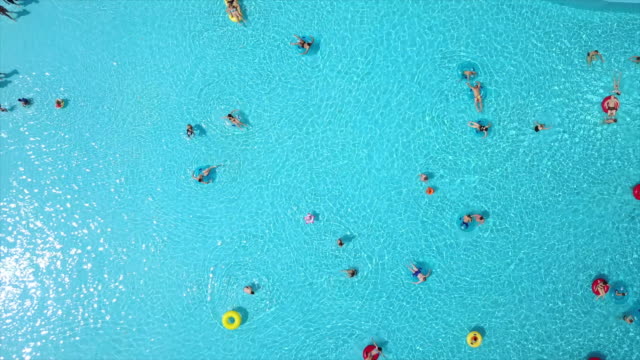 Sommer-Tag-berühmten-Wasserpark-Freibad-Luftbild-unten-Ansicht-Panorama-4k