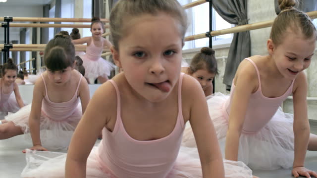 Tun-Seite-teilt-sich-in-Ballett-Klasse