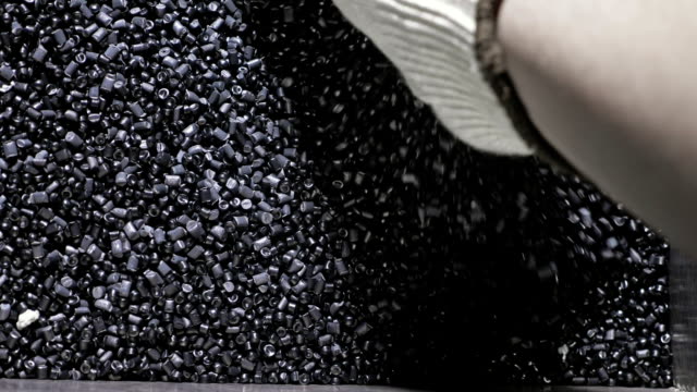 Kunststoff-schwarz-grau-granulierten-Krume.-Herstellung-von-Kunststoffrohren-Wasser-Fabrik.-Verfahren-zur-Herstellung-von-Kunststoff-Rohre-auf-der-Maschine-mit-dem-Einsatz-von-Wasser-und-Luftdruck.