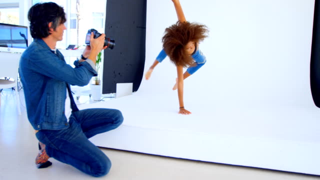 Weibliches-Model-posiert-für-ein-Foto-Shooting-im-Studio-4k