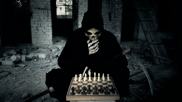 Tod-spielt-im-Schach,-nach-Reflexion-eine-Bewegung-macht-und,-dass-Ihr-Umzug-zeigt