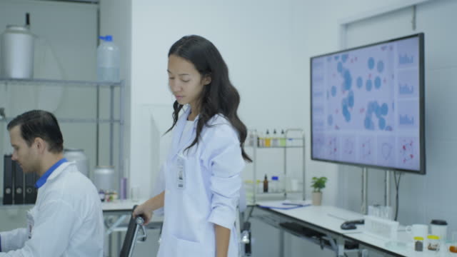 Porträt-von-asiatischen-Frauen-medizinische-Forschungswissenschaftler-im-Labor-lächelnd