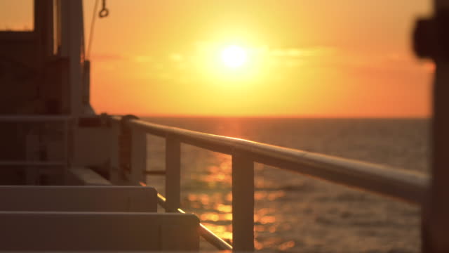Sonnenaufgang-von-der-offenen-deckskabine-der-Fähre-Kreuzfahrtschiff