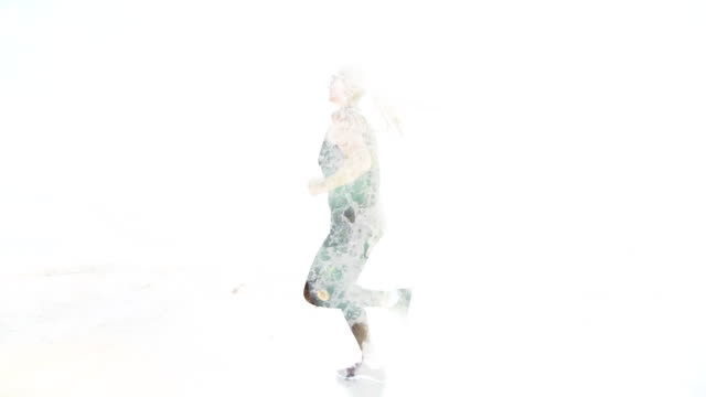 Mujer-joven-sana-corriendo-en-la-orilla-del-mar-en-amanecer,-video-de-doble-exposición