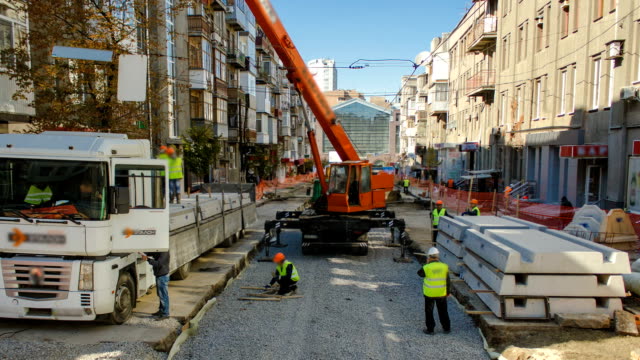 Entladung-Betonplatten-von-LKW-mit-einem-Kran-auf-Straße-Aufbau-Website-timelapse