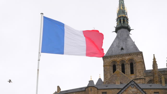 Real-bandera-de-francés-en-Mont-Saint-Michel-en-cámara-lenta