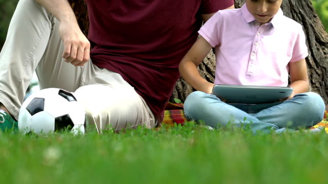 Junge-und-Vater-Computerspiel-statt-Fußball,-Gadget-sucht-Problem
