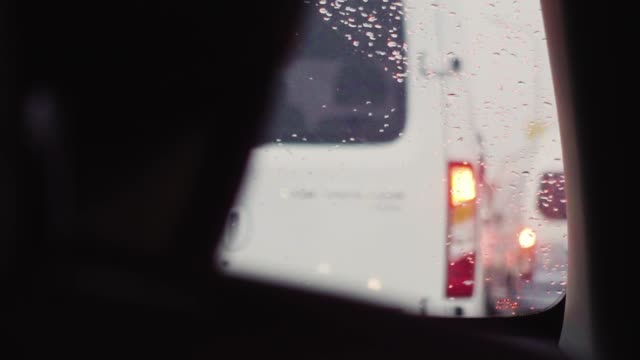 Dashboard-Ansicht-der-Verkehr-Auto-Bremslicht-leuchtet