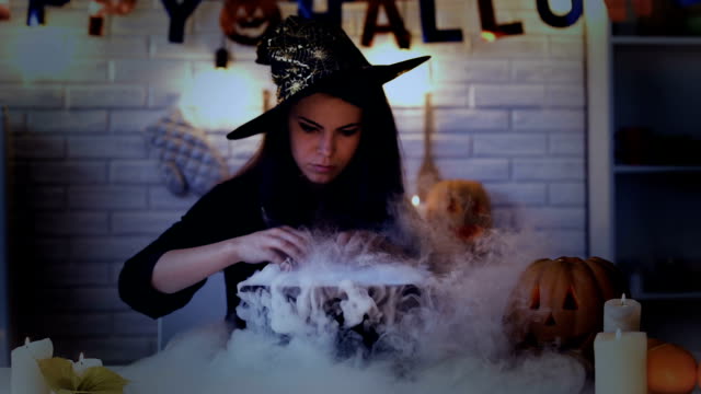 Hermosa-bruja-realizando-ritual-mágico-misterioso,-cocinar-pociones-en-el-caldero