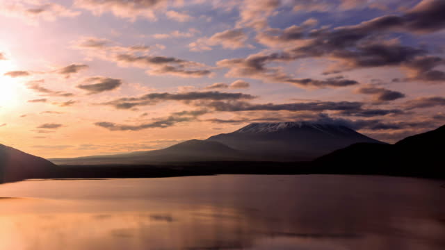 Timelapse-Berg-Fuji-aus-Motosu-See-bei-Sonnenaufgang,-Yamanashi,-Japan