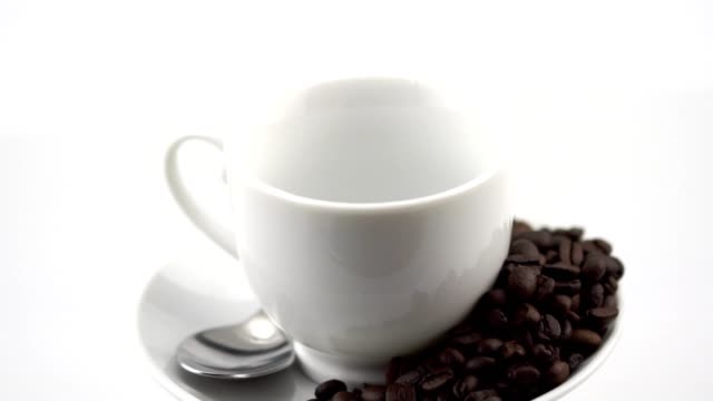 Drehen-der-weißen-Kaffeetasse-mit-Kaffee-gießen-in-Tasse-in-Zeitlupe