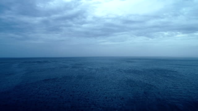 Der-Flug-über-den-Ozean-auf-den-Cloud-Stream-Hintergrund