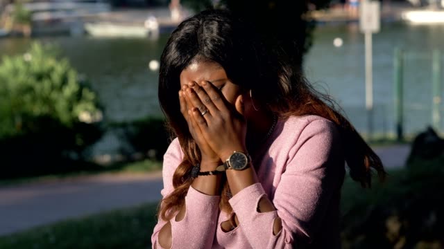 Desesperada-mujer-africana-americana-solitaria-llorando-en-el-Parque