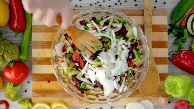Adding-onion-slices-to-the-salad-bowl