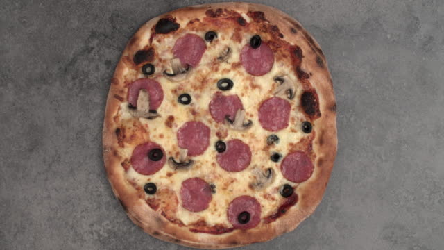 Freunde,-die-gemeinsam-essen-Pizza-Pizzeria