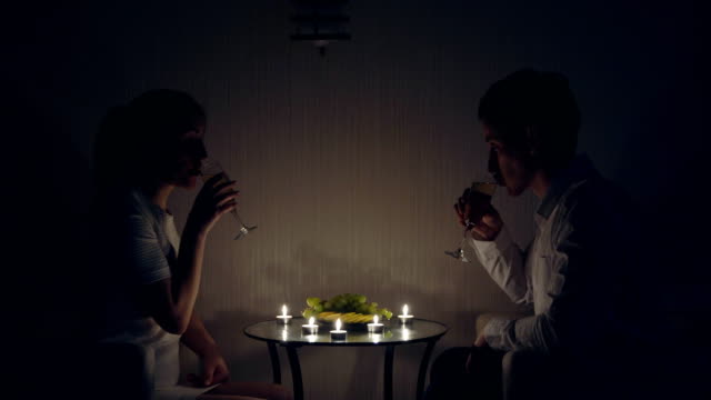 Romantischen-Abend-bei-Kerzenschein.-Ein-Mann-und-eine-Frau-sind-Champagner-trinken.