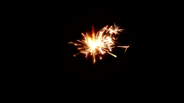 Feuerwerk-Wunderkerze-brennt-in-der-Nacht,-Slow-motion
