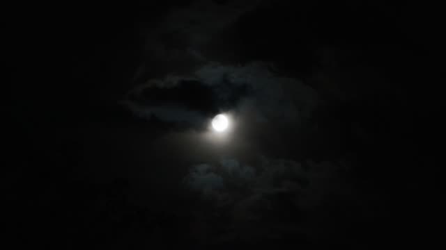 Ein-Realtime-Schuss-des-Mondes-und-der-Wolken-in-der-Nacht