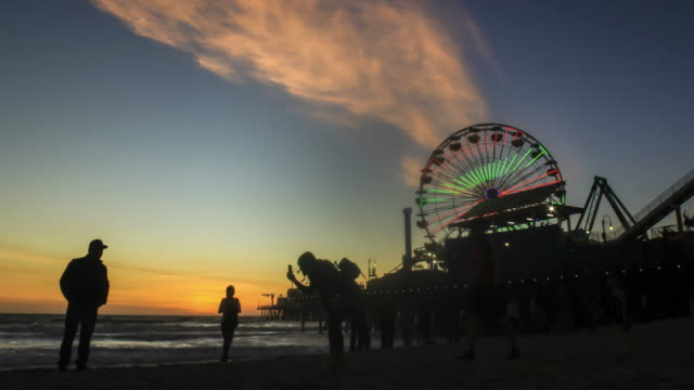 Menschen-genießen-Sonnenuntergang-neben-dem-Santa-Monica-Pier---Tag-zu-Nacht-4-k-Zeitraffer
