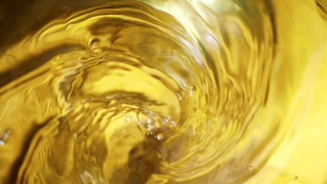 Swirl-of-drink-in-a-glass-in-4k-slow-motion-60fps
