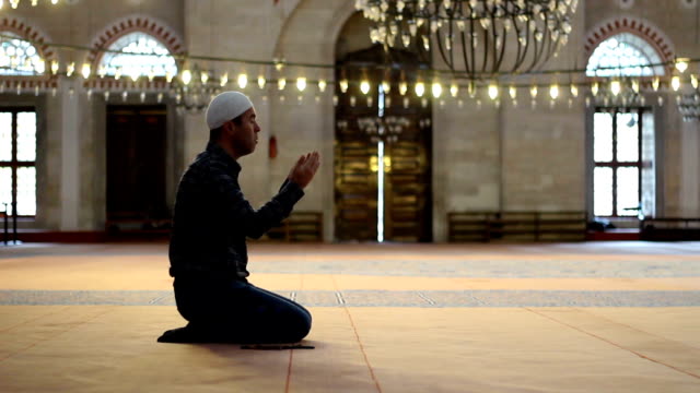 Adulto-caucásico-joven-orando-en-la-mezquita