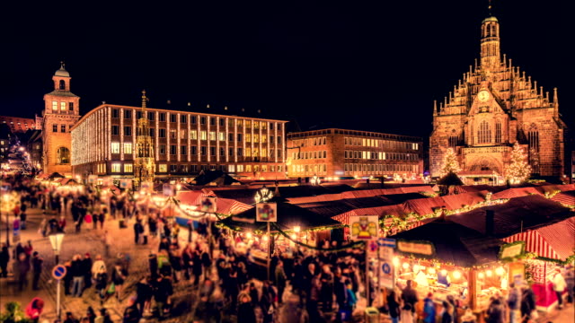 Mercado-de-Navidad-de-Nuremberg-(christkindlesmarkt).-Lapso-de-tiempo-de-noche.-Efecto-Zoom