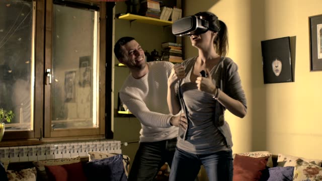 Amigos-jugando-juego-de-realidad-virtual-juntos