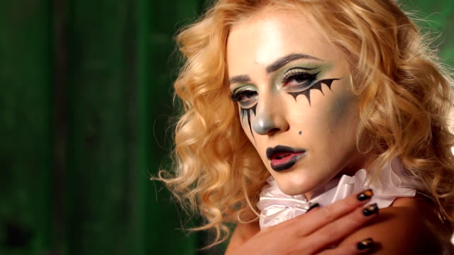 Make-up-von-Horrorfilmschauspielern,-Make-up-Girl-an-Halloween-in-einem-Studios.