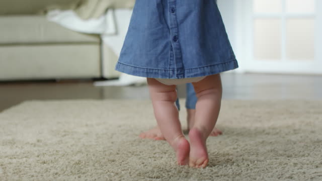 Baby-Girl-Learning-zu-Fuß
