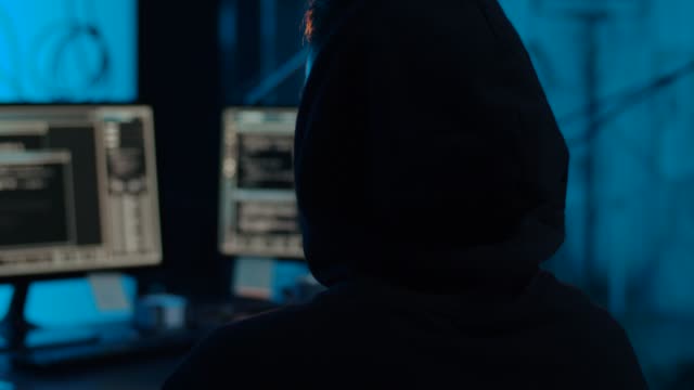 Hacker-mit-Computern,-die-Mittelfinger-zeigen