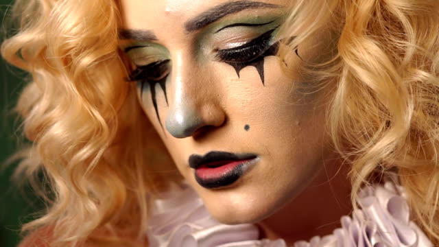 Nahaufnahme-Gesicht-eines-Mädchens-mit-hellem-Make-up-für-Halloween