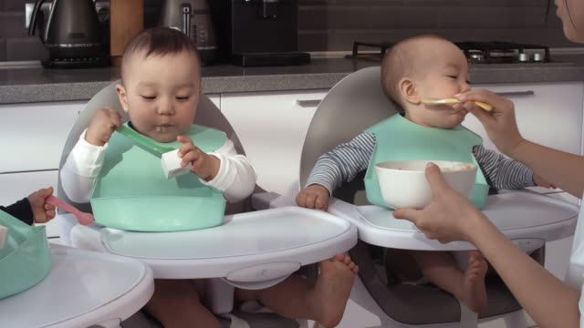 Hartnäckiges-1-jähriges-Baby-weigert-sich-zu-essen-und-Geschwister-beobachten
