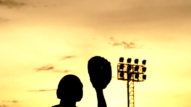 Silhouette-Baseball-atletas-están-entrenando-duro-con-la-puesta-de-sol