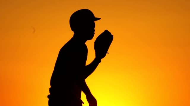 Silhouette-Mann-mit-einem-Baseballhandschuh-fangen-einen-Baseball