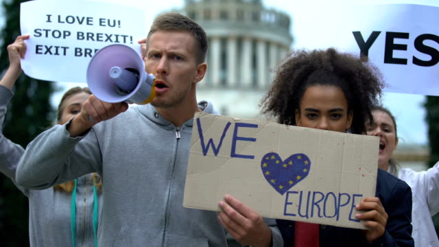 Aktivisten-skandieren-im-Megafon,-lieben-Europa-ohne-Grenzen,-Migrationskrise