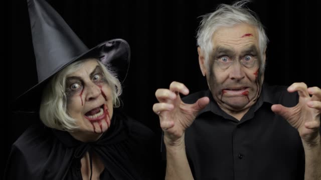 Ältere-Mann-und-Frau-in-Halloween-Kostüme.-Hexe-und-Zombie