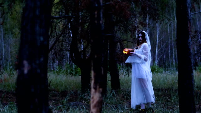 Halloween.-Die-Frau-in-einem-Brautkleid-läuft-durch-den-verbrannten-Pinienwald.-4K